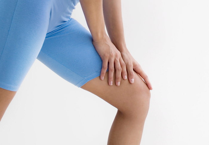 Почему хрустит колено при сгибании? Причины и лечение