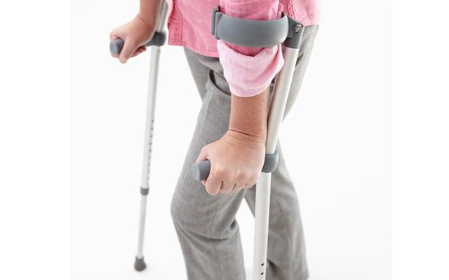 При переломе бедра необходимо фиксировать какие суставы